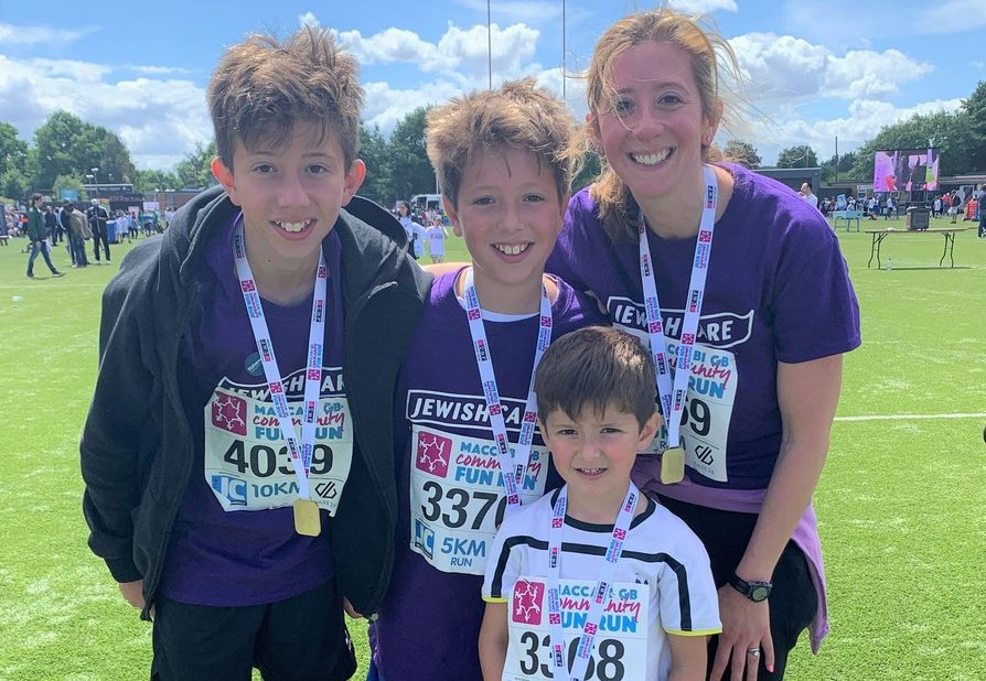 Jewish Care Bnei Mitzvah programme participant Theo 10k with his mum and his brothers Aiden and George Freeder 5k for Jewish Care 2 detail e1659538917649